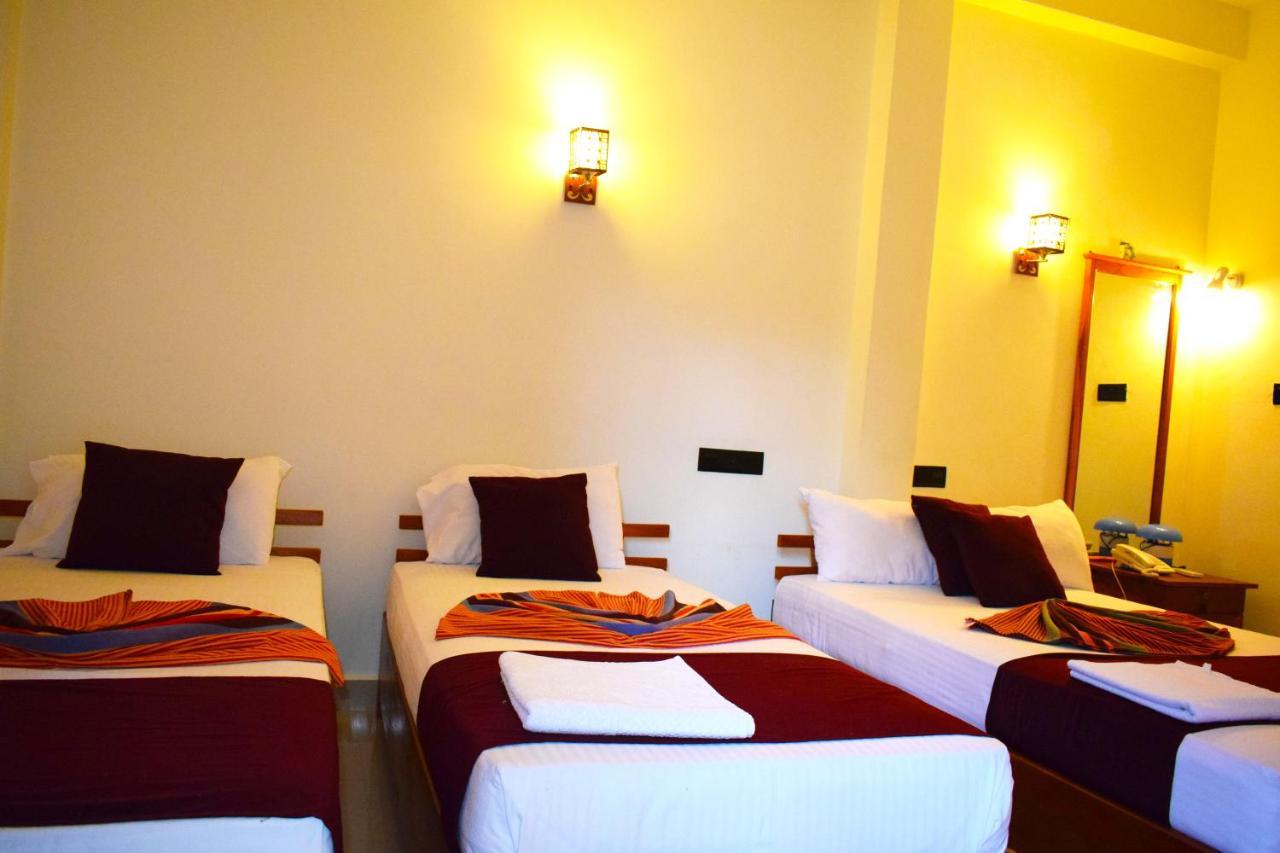 Luxury Everest Hotel Triquinimale Exterior foto