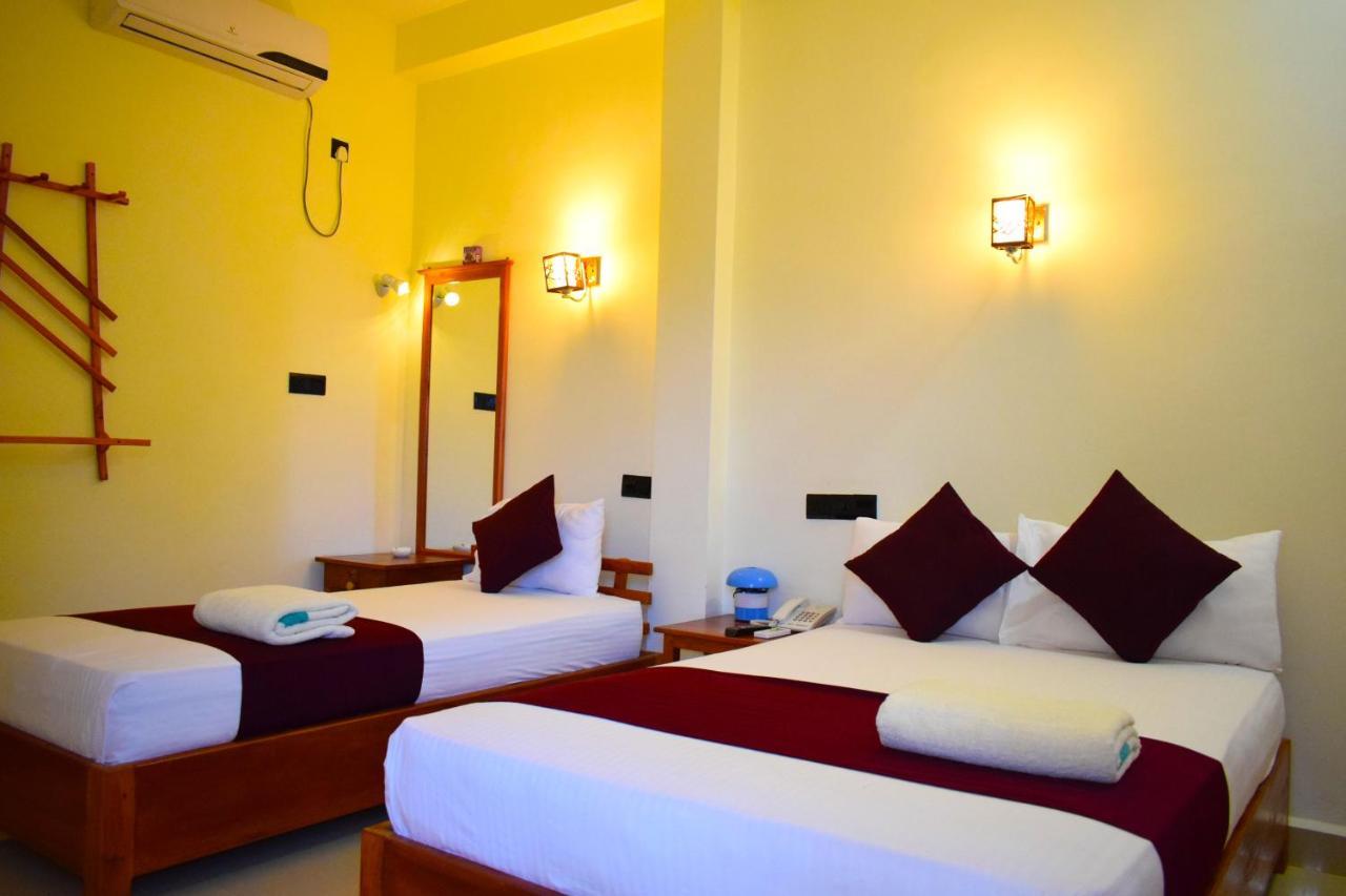 Luxury Everest Hotel Triquinimale Exterior foto